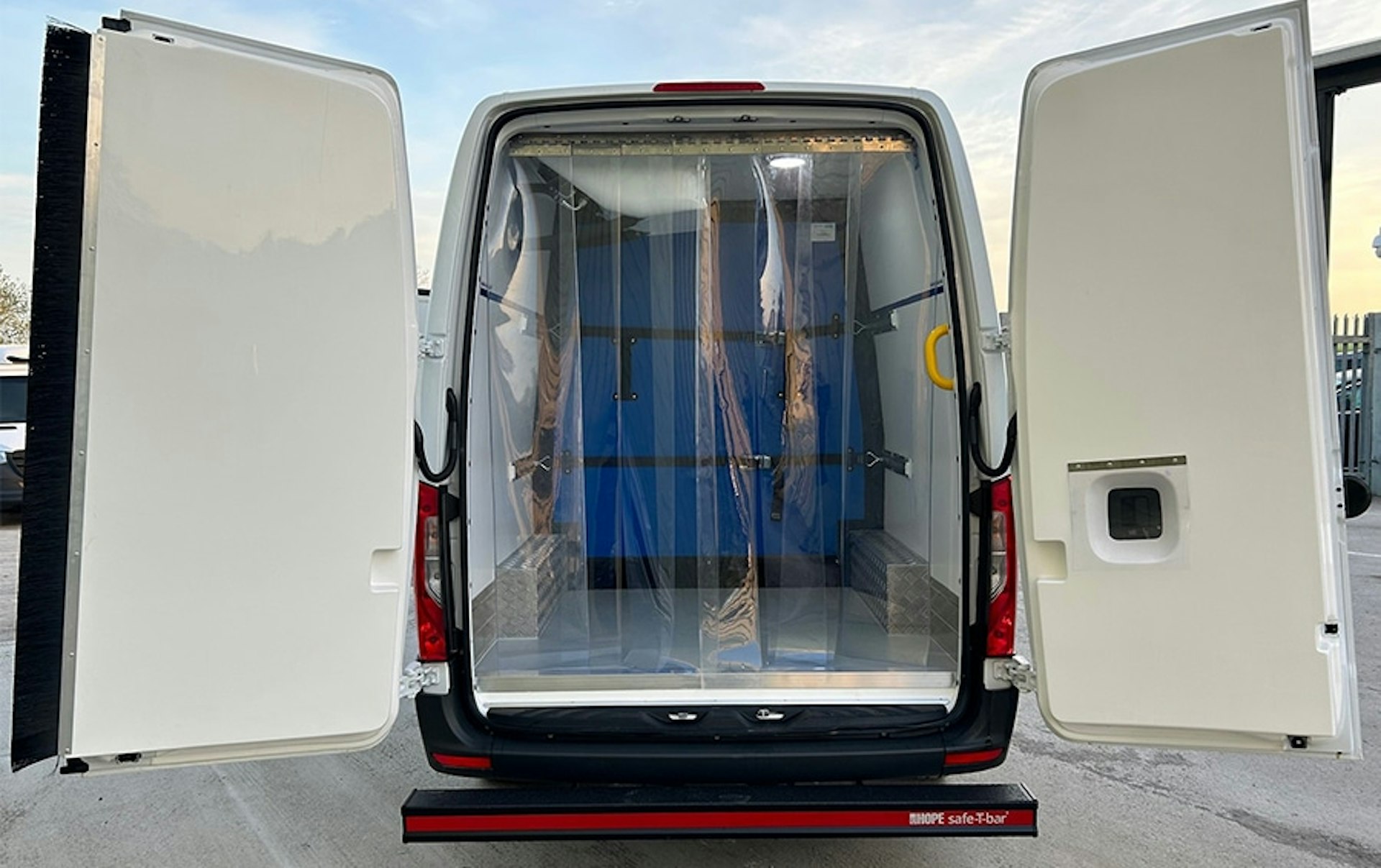 New FridgeXpress dual-evap rental fleet nets interest from the UK’s fishmongers and leading grocers